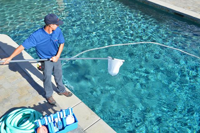 Keep the pool clean using a pool vacuum